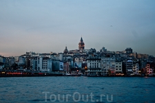 Вид на вечерний Стамбул. В центре - Галатская башня. Кстати, такие виды доступны с обычного общественного парома (цена - 3 лиры). И не надо тратиться на ...