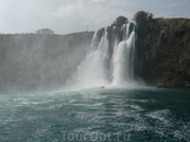 Водопад, падающий в Средиземное море в Ларе Анталии