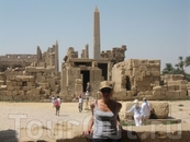 на территории Храма_на заднем фоне один из трех египетских обелисков