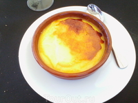 Crema Catalona - знаменитый каталонский десерт, желтки взбитые с сахаром, а сверху карамель, образующаяся когда смесь поджигают. Вкусно и необычно