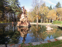 Фонтанов много, табличек с названиями почти нет. Вот этот фонтан идентифицировала по карте и описанию. Называется La Fama (Слава).