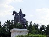 Еще один всадник - Филипп IV. Памятник установлен со стороны восточного входа дворца на площади Ориенте (Plaza de Oriente). Памятик стоит в центре красивейшего ...