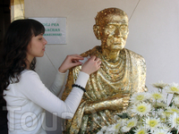 На небольшие статуи старцев налепляются кусочки сусального золота...
