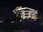 Это театр издалека