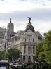 Вид на Gran Via  с площади Сибелес. На пересечении улиц Gran Via и Calle Alcala находится самое известное и красивое здание города, дом страхового общества ...