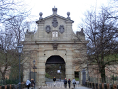 Другой вход в крепость — Леопольдовы ворота, построенные в 1678 г. Рядом с ними находятся остатки готических ворот времен Карла IV и крепостной стены. ...