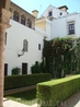 Красивы и спокойны тенистые Сады Алькасара, заложенные в XVI веке со множеством экзотических растений.