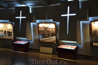 Цицернакаберд, памятник жертвам геноцида армян 
В музее есть стена,на которой размещены фотографии людей,пережившие   геноцид.Пробирает до слез