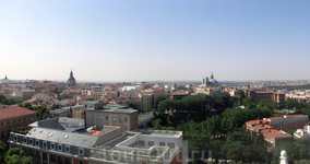 Ну вот - вид на Мадрид, как говорится. Справо хорошо виден большой купол 
Real Basilica de San Francisco el Grande, слева виднеется купол церкви San Andres ...