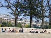 Парижане на берегу Сены