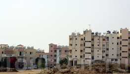 многоэтажки Пафоса с незабвенными баками для душа на крышах