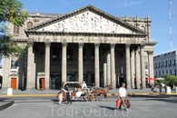 Следующий пункт моего путешествия - Гвадалахара, столица штата Халиско. Это театр Дегольядо построенный в неоклассическом стиле. Треугольный фриз изображает ...