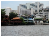 В Бангкоке, как и во многих азиатских городах, соседствуют многоэтажки и трущобы.