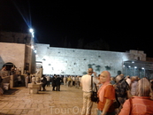 Последний пункт в экскурсии по Иерусалиму. Стена Плача. Около 9 часов вечера.Впечатляет!!!