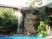 отель "Guest house".  В бассейне есть водопад - очень красиво и функционально (в жару благодаря прохладной воде вода в самом бассейне не становится ки