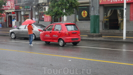 Чудеса китайского автопрома.Такое вот трехколесное такси есть только в одном районе города, в другие им въезд запрещен