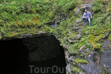 Огромная дыра в земле глубиной метров 10 заполнена голубой водой, и в разные стороны от этой дыры уходят пещеры, и где-то в глубине гуляет Эхо.
