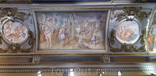 Также волшебным образом от пожара не пострадали прекрасные фрески. Росписи потолков делали итальянские художники в конце XVI века по прикажу все того же ...