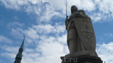 Скульптура Роланда, древний символ вольных ганзейских городов, установленная на Ратушной площади в 1896 году, теперь находится в церкви Св. Петра, а на ...