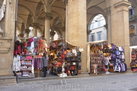 Этот рынок в центре города, рядом с галереей Уффици,площадью  Синьорий.  Цены на изделия  из кожи от 50 евро,торг уместен.