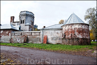 Белокаменная зубчатая стена с шестью шатровыми башнями окружает городок, придавая ему вид "кремля"