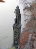 Единственная статуя, относящаяся к комплексу статуй Карлового моста, но не стоящая на нем - это легендарный Бунцвик, являющийся символом городского управления ...