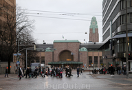 Доминанта центра финской столицы - железнодорожный вокзал, построенный в 1904—1914 годах финским архитектором Элиелем Саариненом. Кажется, он виден с любой ...