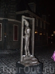 Амстердам. Памятник самой древней профессии)