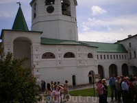 Суздальский Кремль. Напротив южного фасада собора в 1635 году была построена колокольня, завершённая высоким восьмигранным шатром. В конце XVII века на ней установили куранты, в которых часы обозначаю