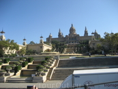 Ну вот, и уезжали мы домой из Барселоны. У подножия этого дворца как раз и находятся поющие фонтаны.