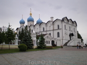 Кремль. Благовещенский собор был построен в 1556-1562 годах под руководством псковских мастеров Постника Яковлева и Ивана Ширяя на месте деревянной церкви ...