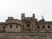 Стены Тауэра. Башенка с флагом - одна из башенок той самой Wite Tower, которая была построена самой первой и которая дала название всей крепости. Точная ...