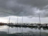 Порт Аликанте в районе города - это марина, заполненная яхтами разного размера и прогулочными катерами. По хорошей погоде можно прокатиться на кораблике ...