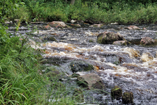 обрушившись со скалы водопад растворяется в речке
