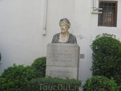Памятник Аль Гафеки - еврейский офтальмолог, впервые сделавший операцию по удалению катаракты в 12 веке. Жил в  г. Кордова