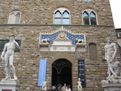 Палаццо Веккио.
Перед Палаццо Веккио находится ряд скульптур, среди которых знаменитая копия Давида работы Микеланджело, заменившая в 1873 году оригинал ...