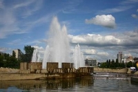 Площадь и фонтан у пермского драматического театра 