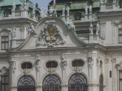 Замок Бельведер. Скульптуры 
на фасаде.