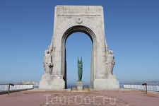 У монумента героев на марсельской набережной