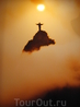 Одно из самых впечатляющих фото на выставке. Действительно потрясающе и грандиозно. Статуя Христа в Рио.
