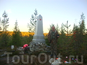 Рядом с обелиском новые захоронения останков партизан, найденных поисковым отрядом Сергея Михайловича Симоняна.