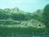 А в некоторых регионах Испании модно жить в пещерах. В Гуадиксе висят объявления"Продам пещеру со всеми удобствами. Недорого". Вот одна из пещерок, уютная ...