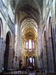 Внутри собора Святого Вита открывается впечатляющая панорама готического кафедрального собора: неоготический архитектурный стиль в области центрального ...