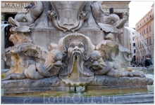 В центре площади фонтан работы Джакомо делла Порта 1575 года с египетским обелиском, эпохи Рамете II.
Фонтан украшен большими масками, дельфинами и гербами ...