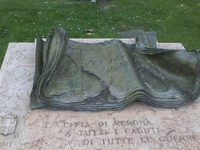 памятник итальянским партизанам «павшим за свободу», возведённый после Второй мировой войны.