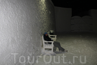 В Снежном Замке LumiLinna, можно посидеть на скамеечках и подышать свежим воздухом