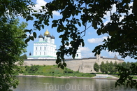 Псков, вид на Кром и Троицкий собор с другого берега реки Великой.