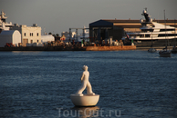 Порт Велл (Port Vell).Барселона. На переднем плане скульптура мальчика..У него звезда на попе, а во лбу - спица! Этот монумент был воздвигнут к первой ...