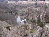 Вид на город и водопад Джермука