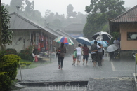 Бали/ Озеро Батур со всех сторон окружают горы, здесь повышенная облачность и как результат частые проливные дожди